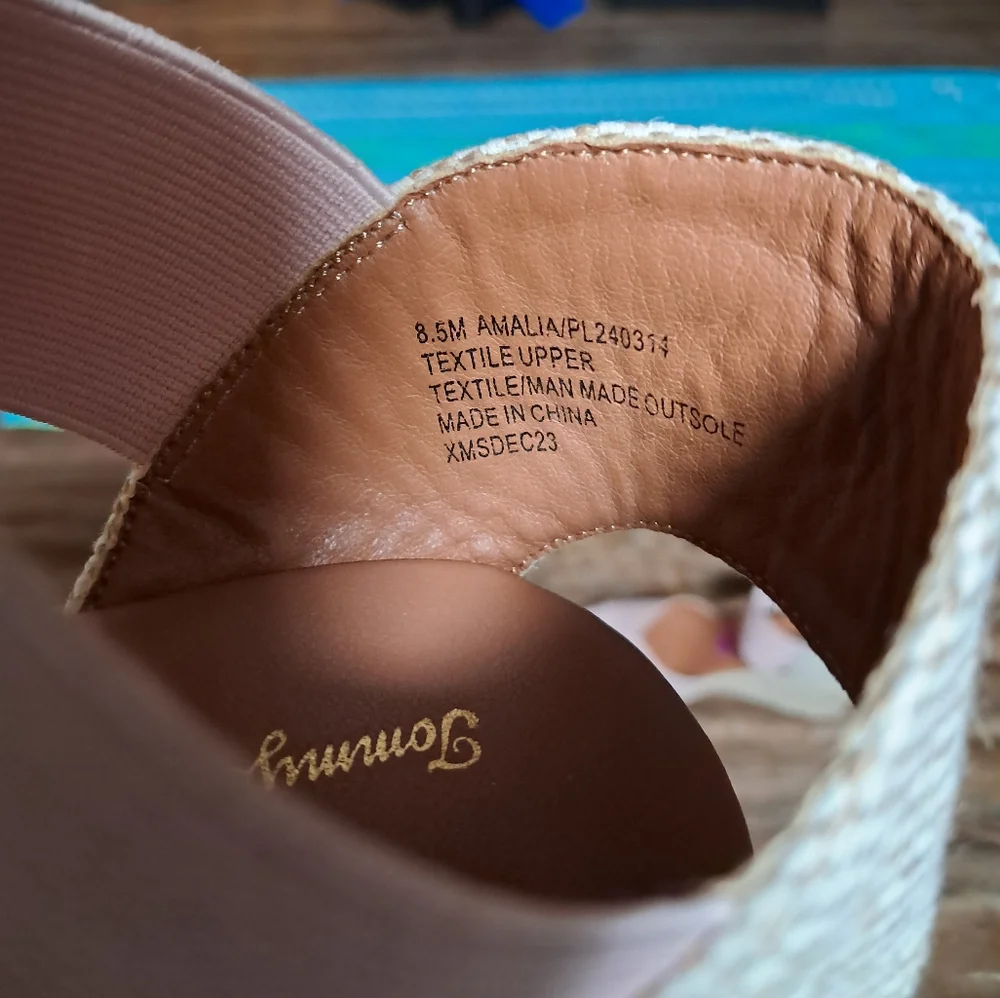 Tommy Bahama Amalia pink spadrille platform wedge sandal close toe size 8.5